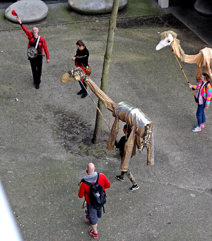 Small Parade at Molenwijk A small parade with 2 camel body puppets and 3 musicians